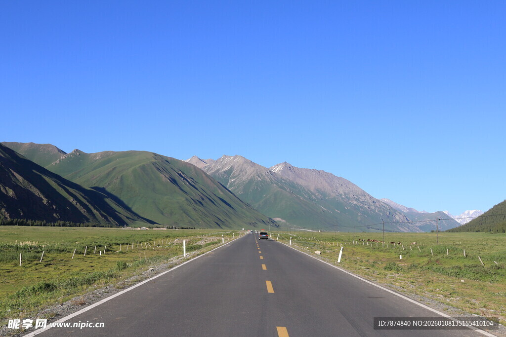 旷野公路 远山蓝天相伴