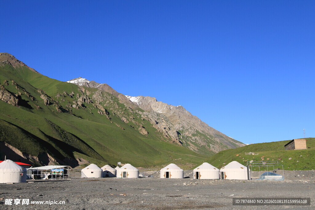 山间露营地 白色帐篷点缀
