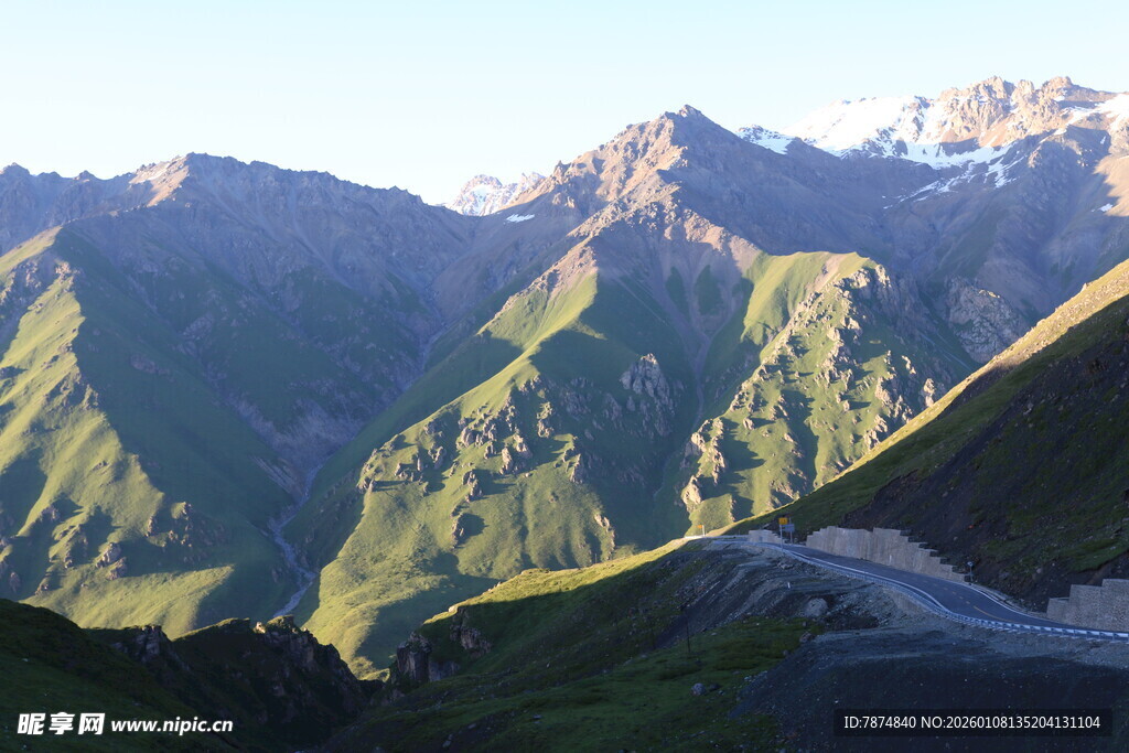 山间蜿蜒公路 壮美风光