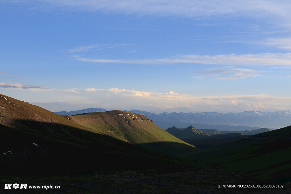 壮丽山景与蓝天