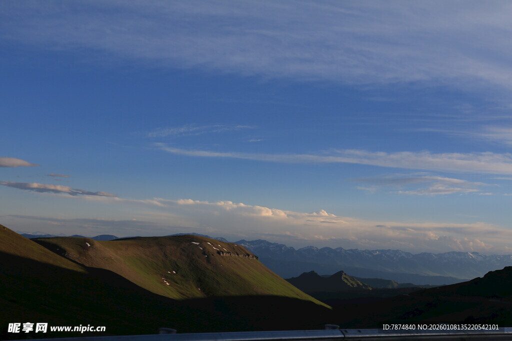 壮丽山景与蓝天
