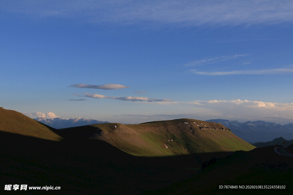 黄昏下的山峦美景