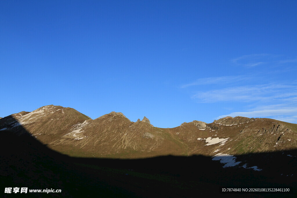 壮丽山景 蓝天映衬