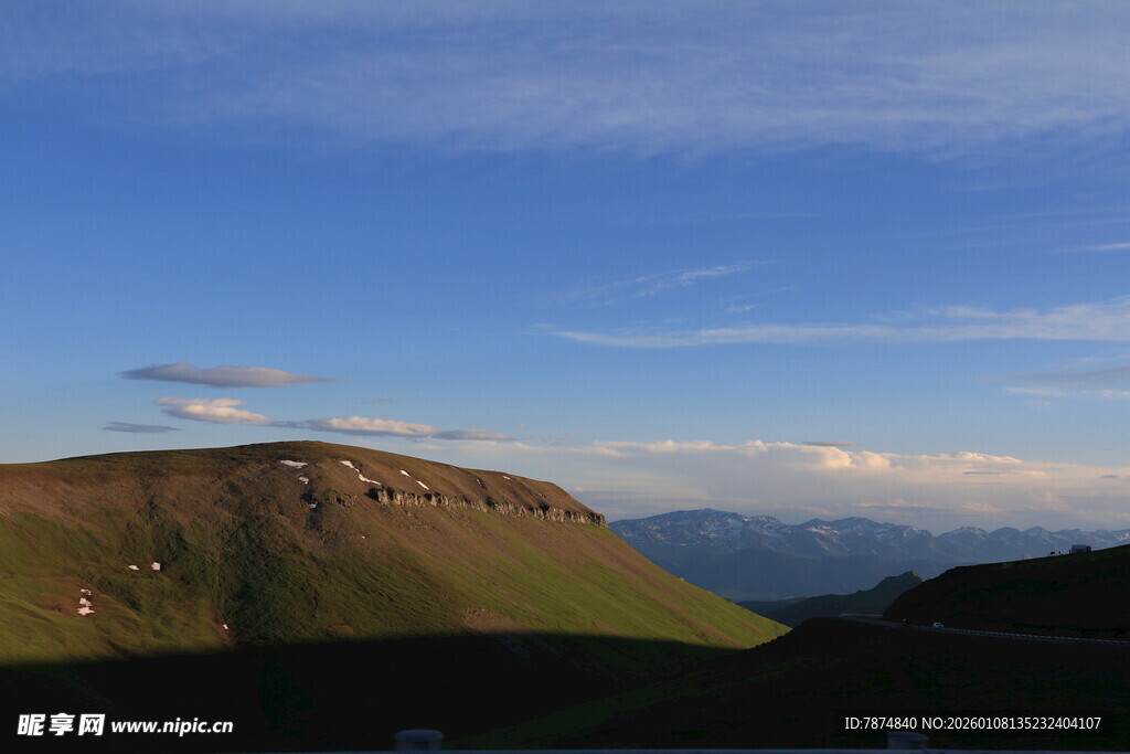壮丽山景 蓝天白云相伴
