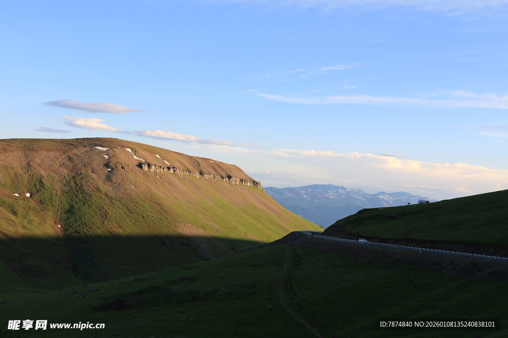 山间公路旁的秀丽风光