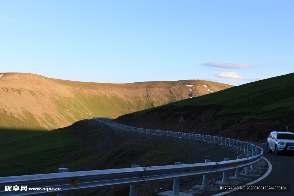 山间公路上行驶的白色车辆