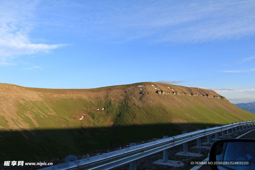 壮丽山景与铁轨风光