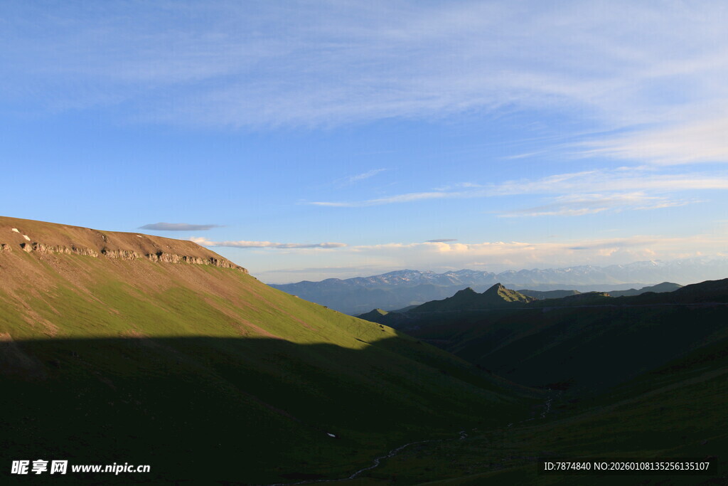 壮丽山景 蓝天绿野相映