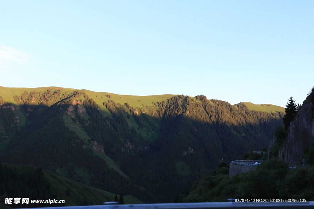 夕阳下的山峦美景