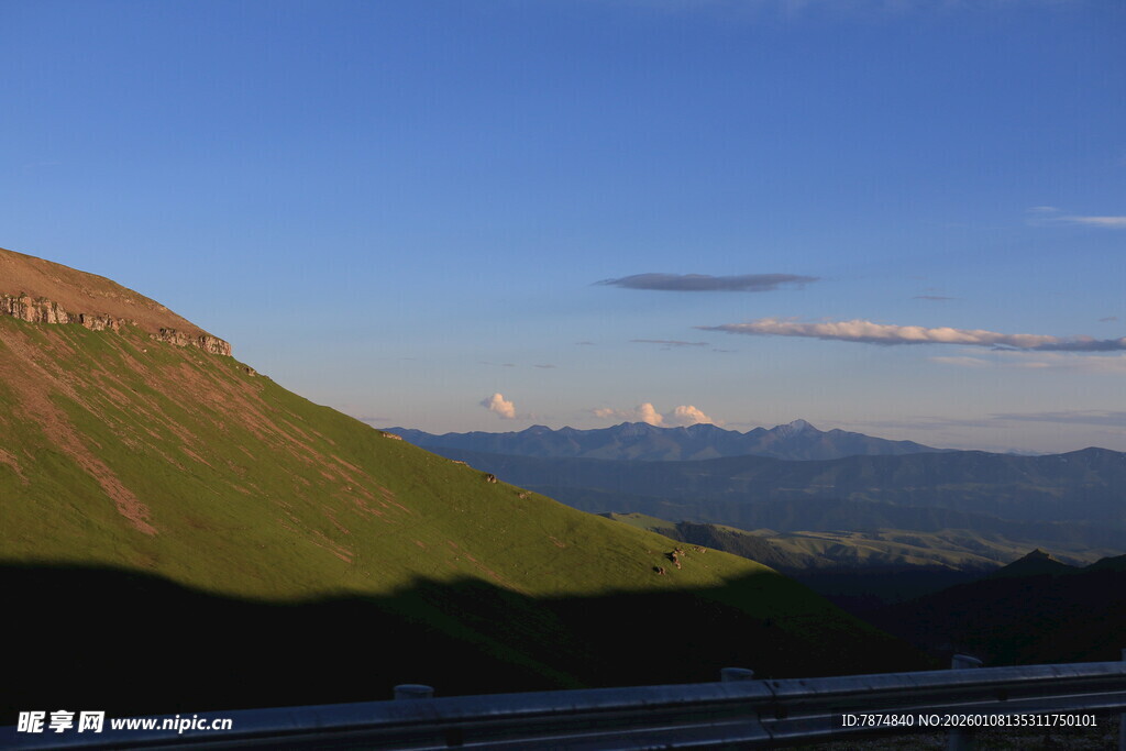 黄昏下的青山美景