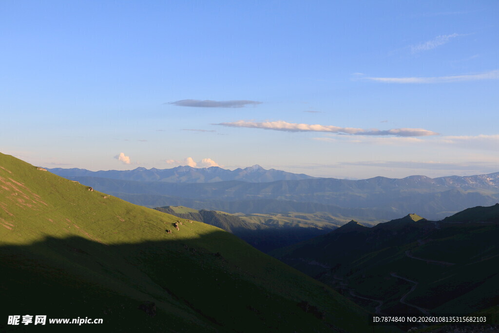 青山蓝天间的壮美风景