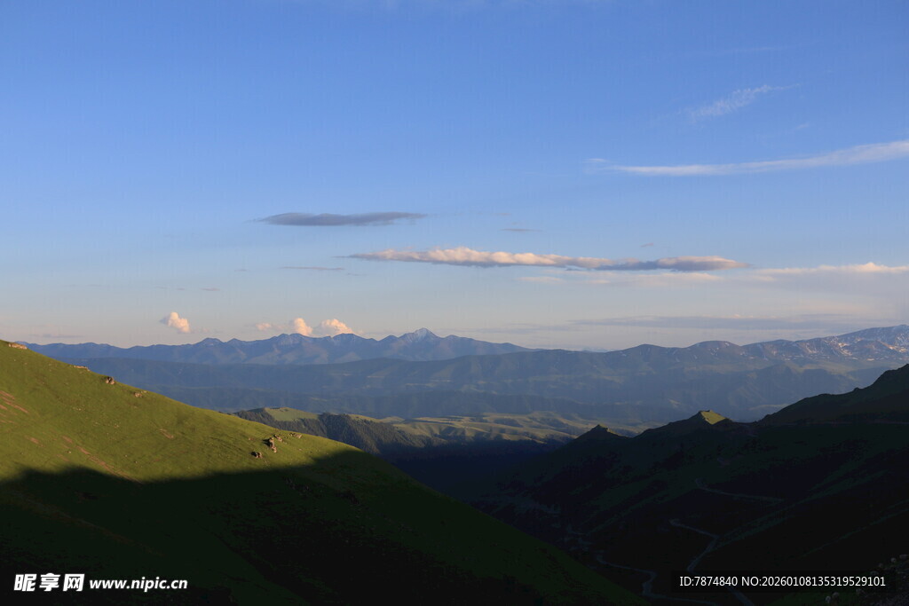 山间美景 蓝天绿野相映