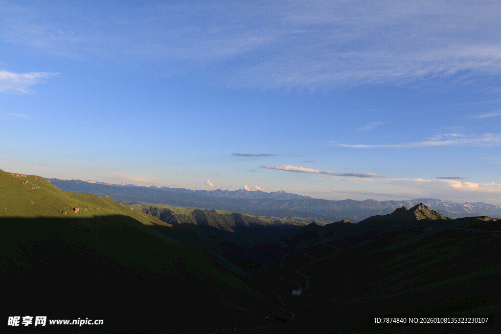 山间美景 蓝天绿野相映