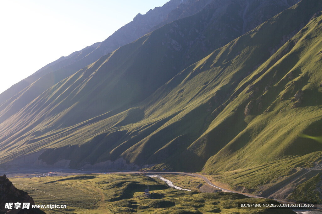 山间蜿蜒公路 绿意盎然