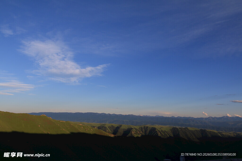 蓝天绿野间的壮阔山景