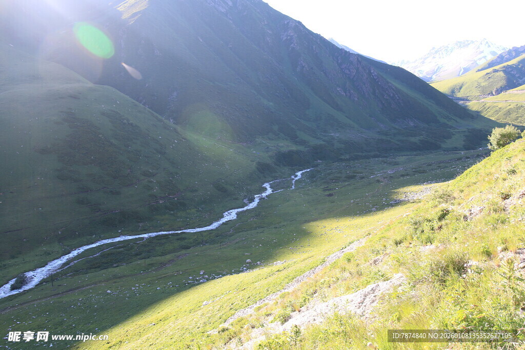 山间蜿蜒河流美景