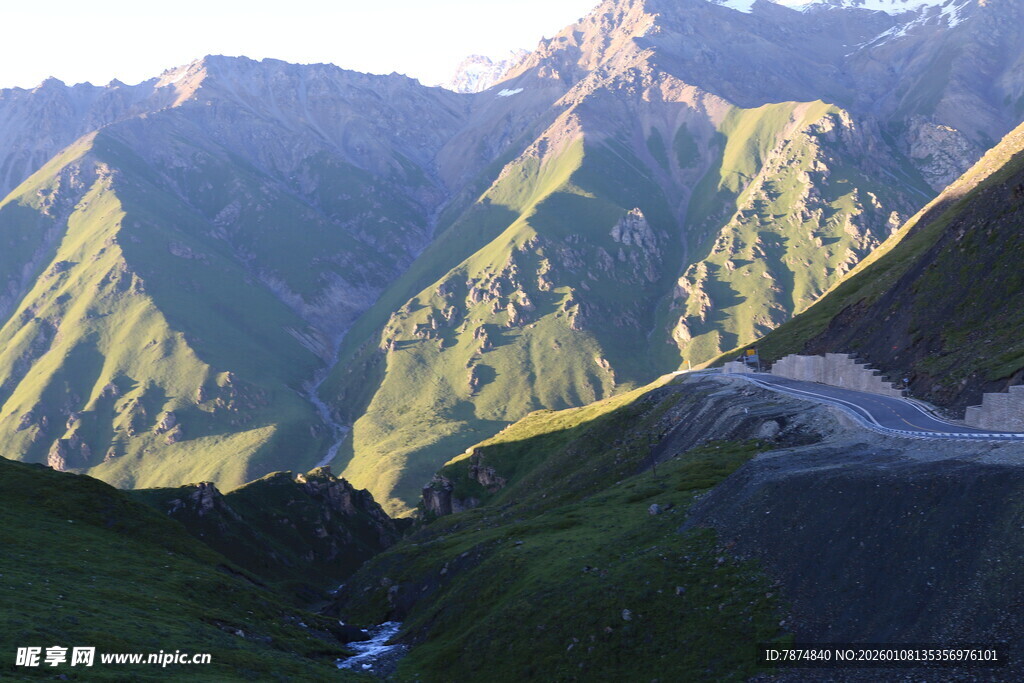 壮丽山景 山谷间的自然之美