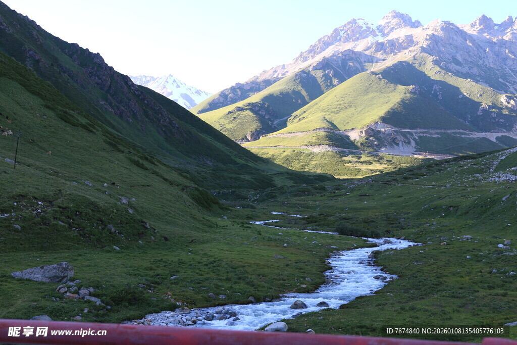 山间溪流伴葱郁山谷美景