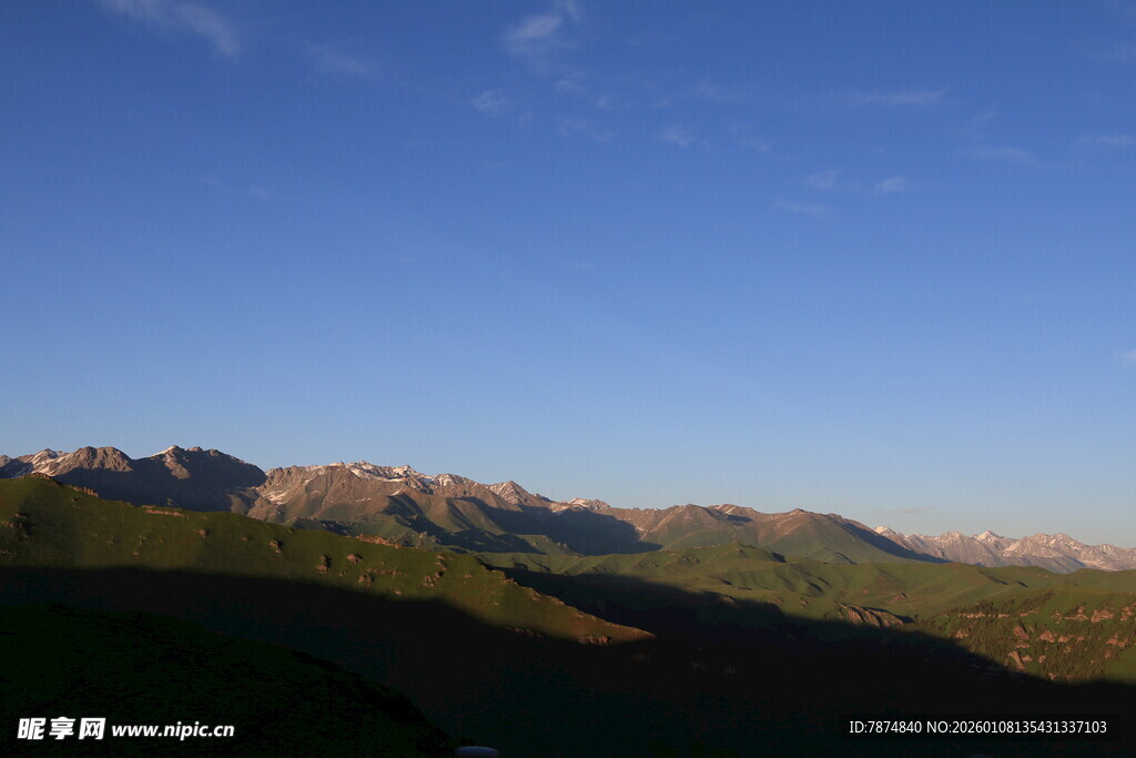 夕阳下的山峦美景