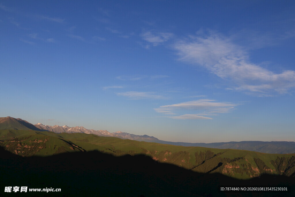 黄昏下的山峦美景
