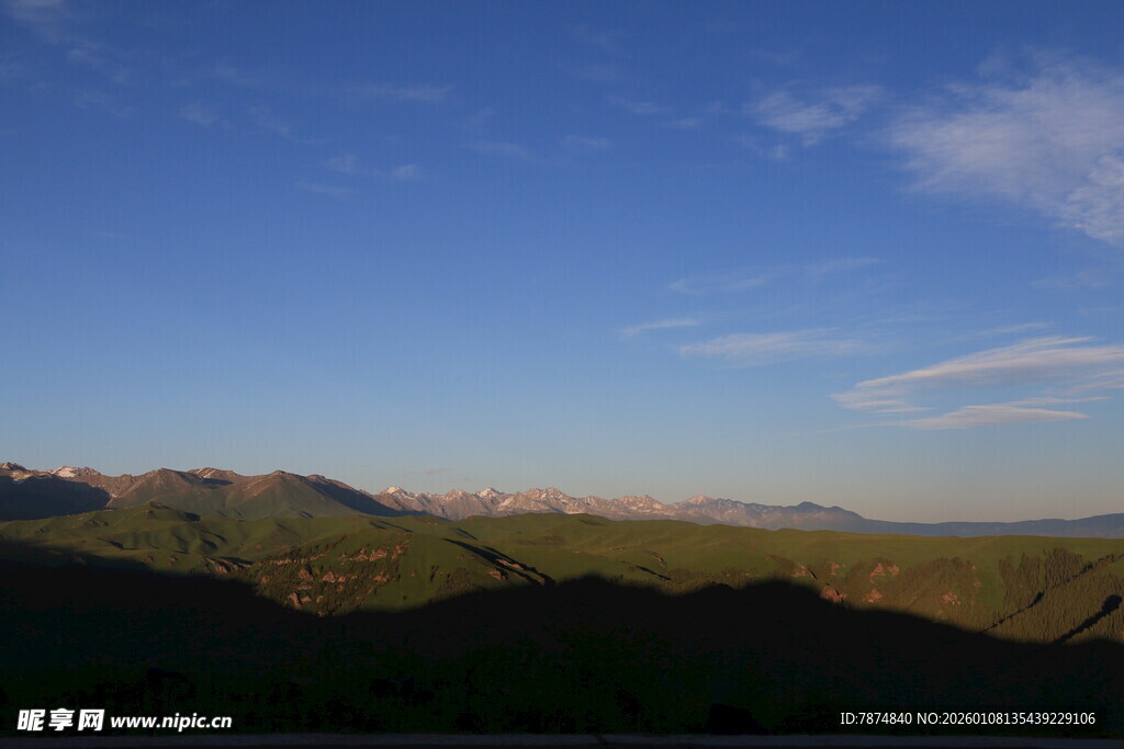 黄昏下的山峦美景