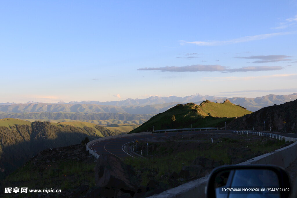 车中视角的壮丽山景