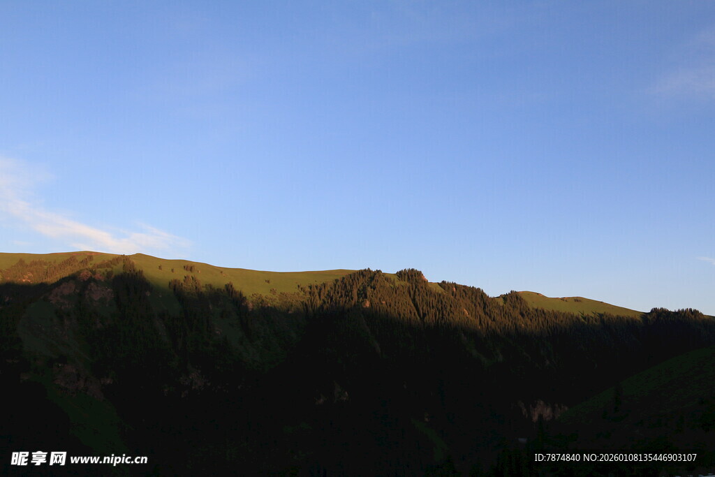 夕阳下的山峦美景