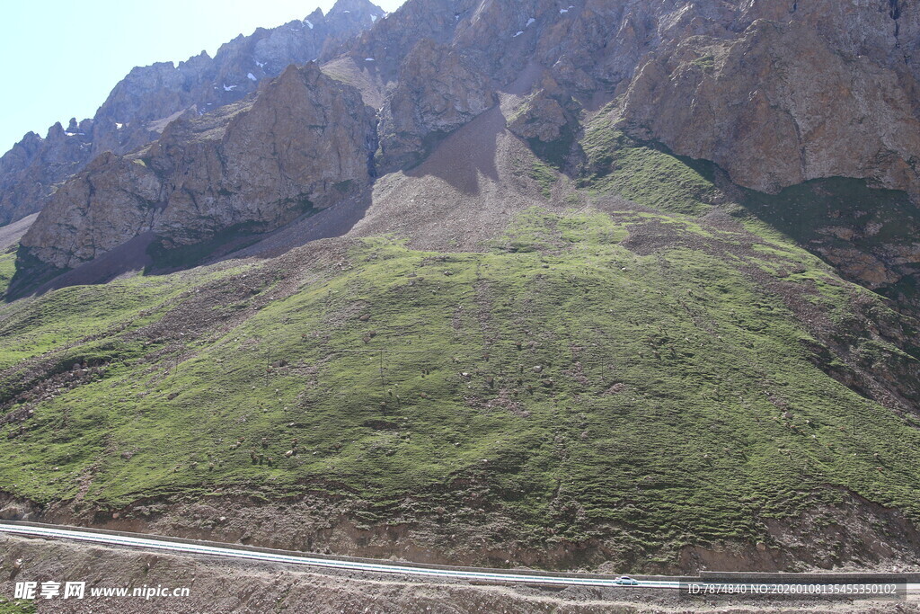 山间公路蜿蜒于翠绿山坡