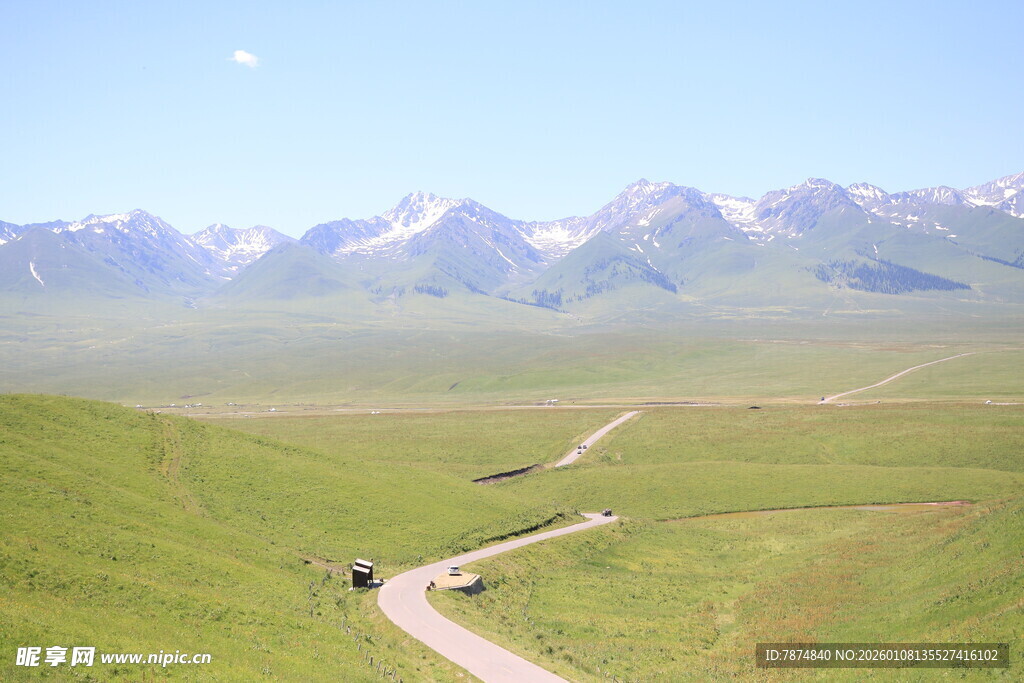 草原公路上的车辆与远山