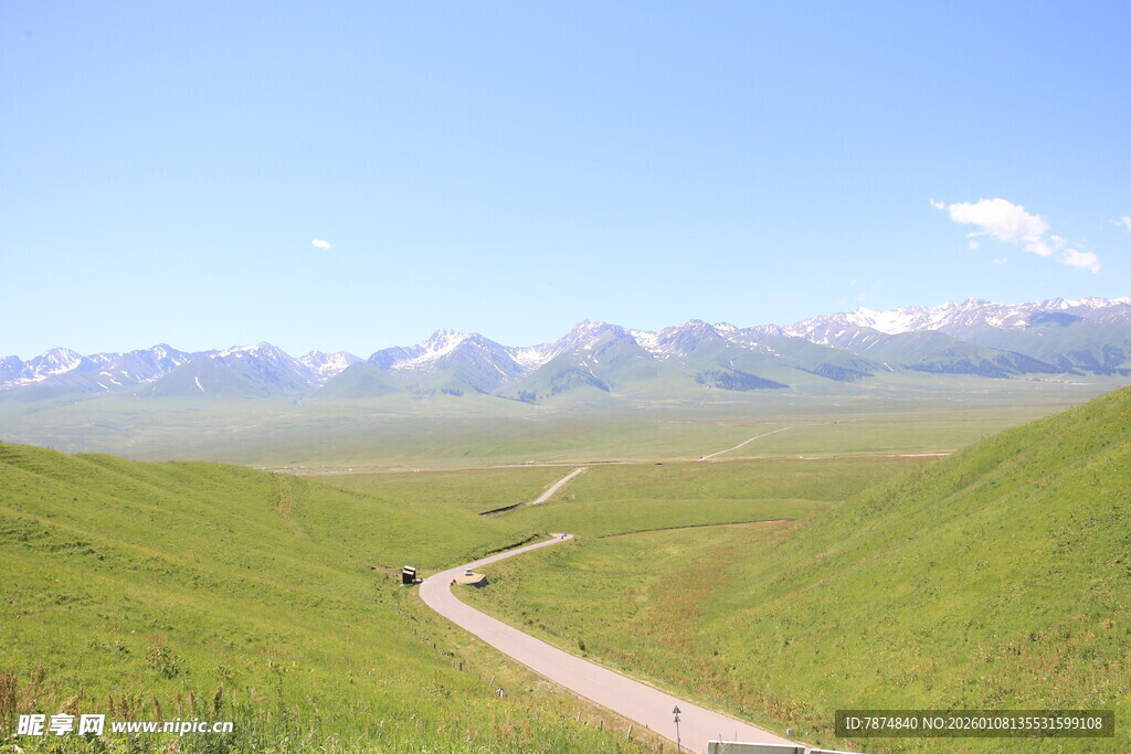 草原蜿蜒公路与远山美景