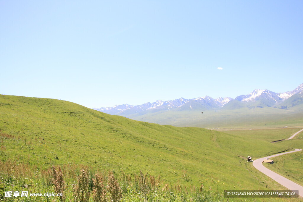 草原之路 远山相伴