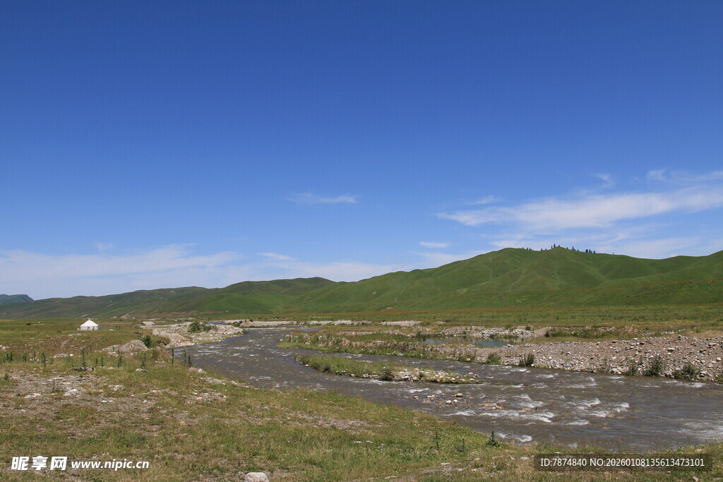 山间溪流 蓝天绿地之景