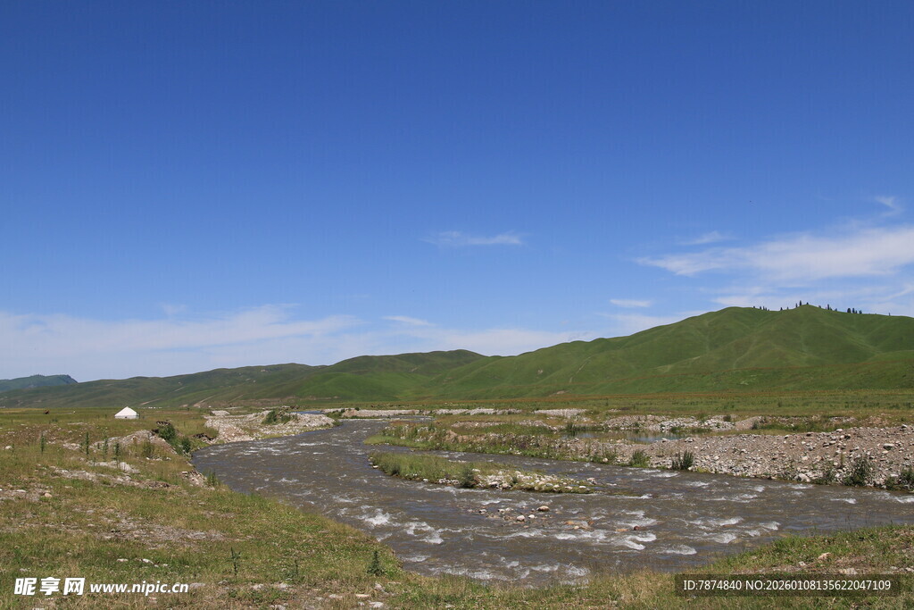 草原溪流蓝天风景图