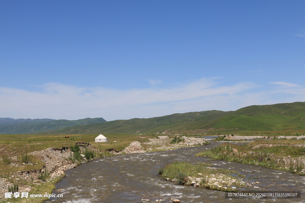 山间溪流旁的开阔自然景致