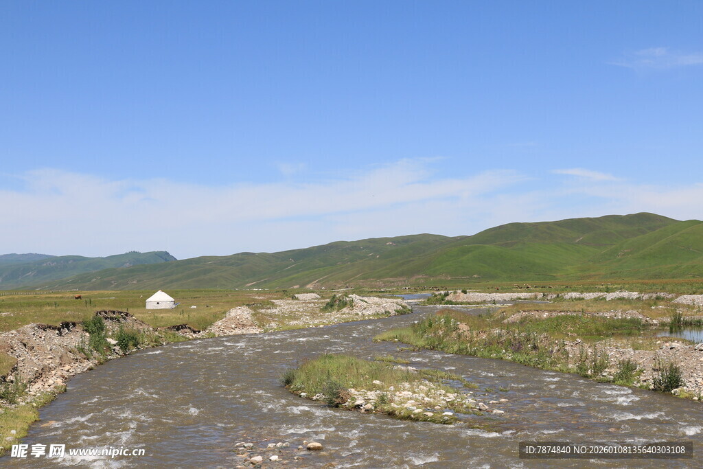 山间流淌的清澈溪流