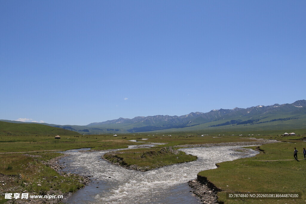 山间溪流 广袤绿野风光