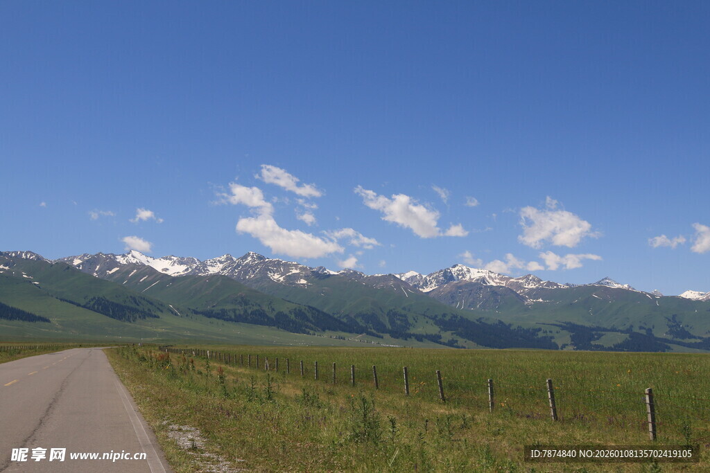 草原公路旁的雪山美景