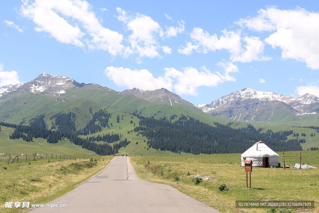 草原公路旁的白色帐篷