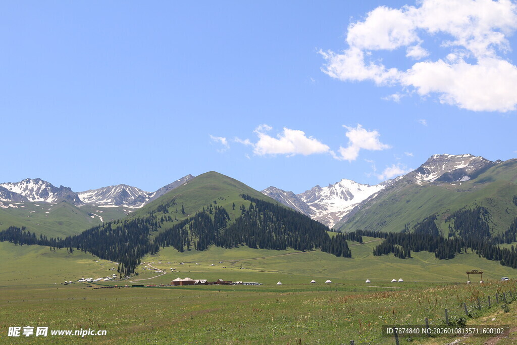 草原与远山的壮美风光