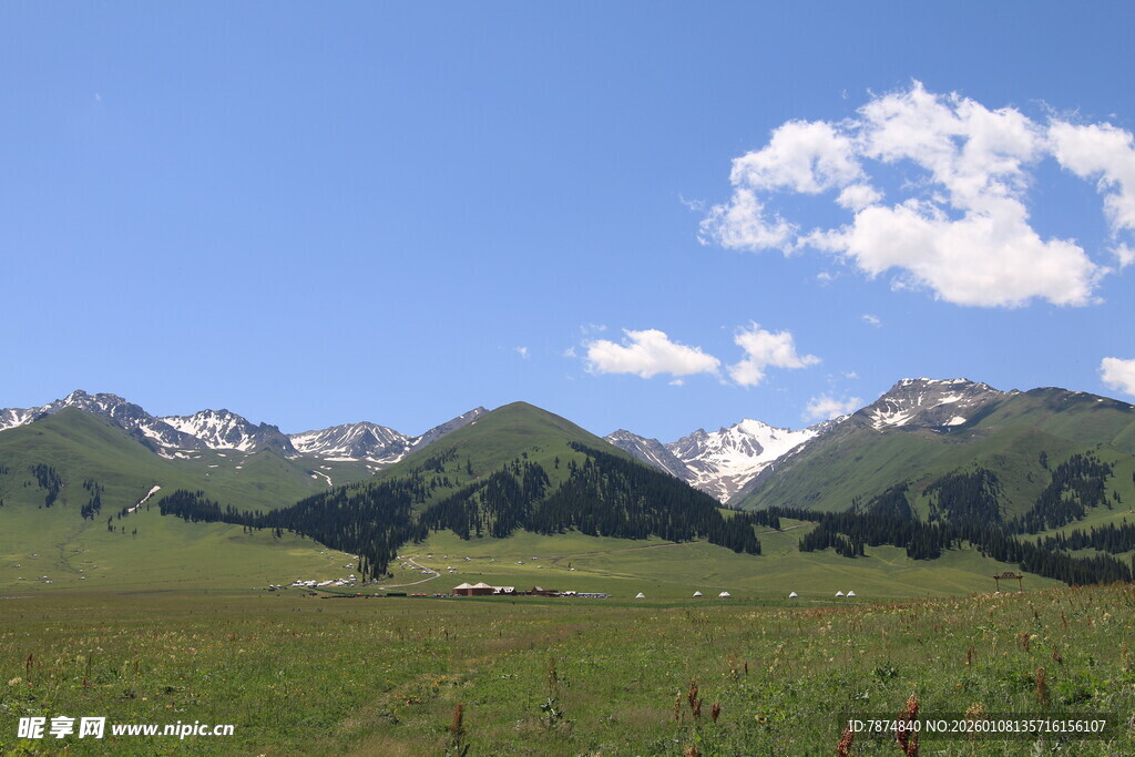 草原山峦间的蓝天白云