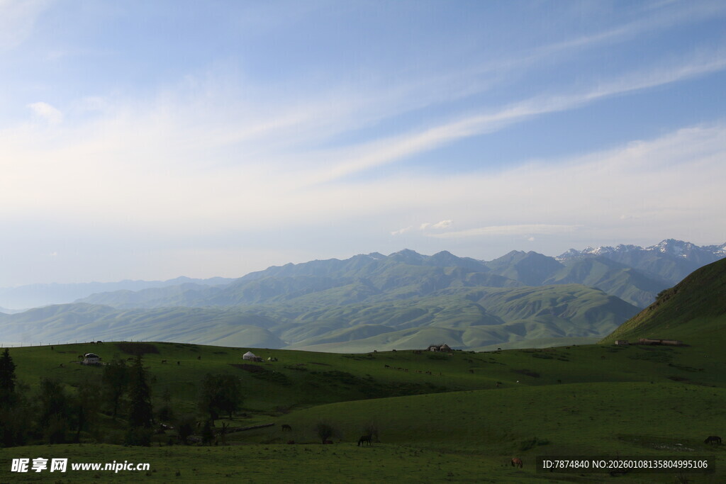 山间绿野 远眺秀丽山峦