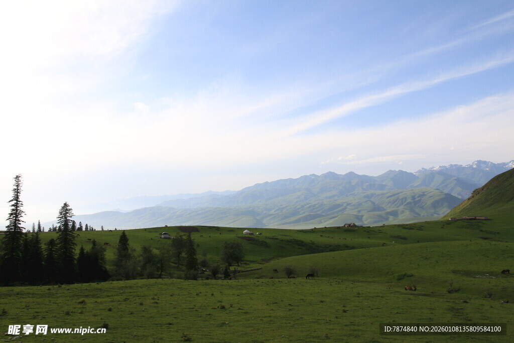 草原风光与远处山峦