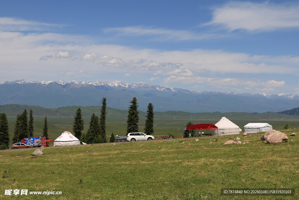 草原上的多彩帐篷与远山