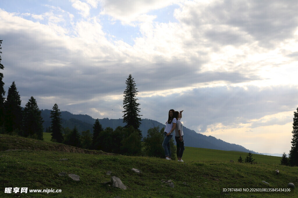 山间情侣共赏美丽风景