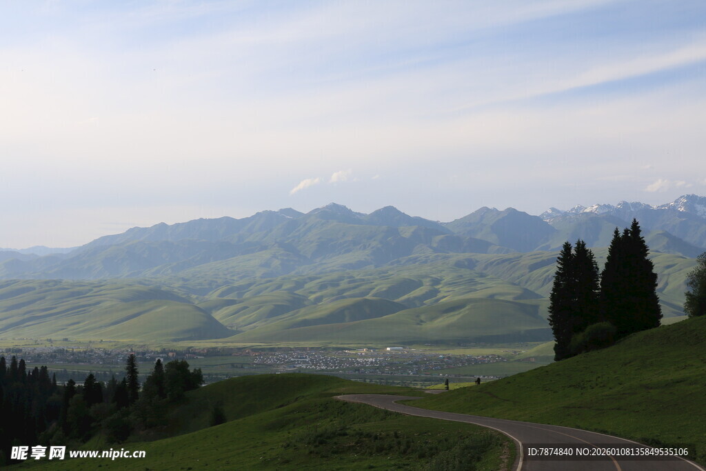 山间蜿蜒公路 绿意盎然