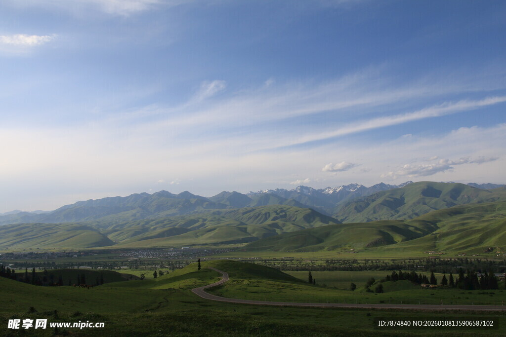 草原山峦蓝天壮美风光