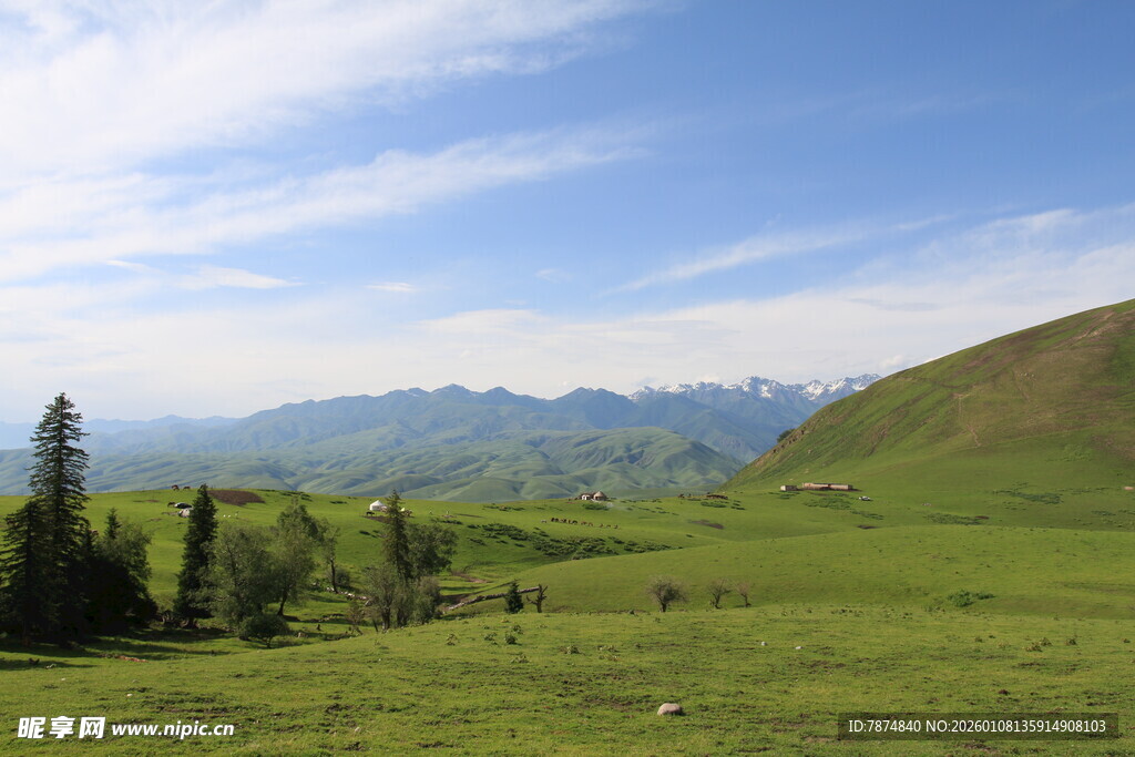 草原风光与远处山峦