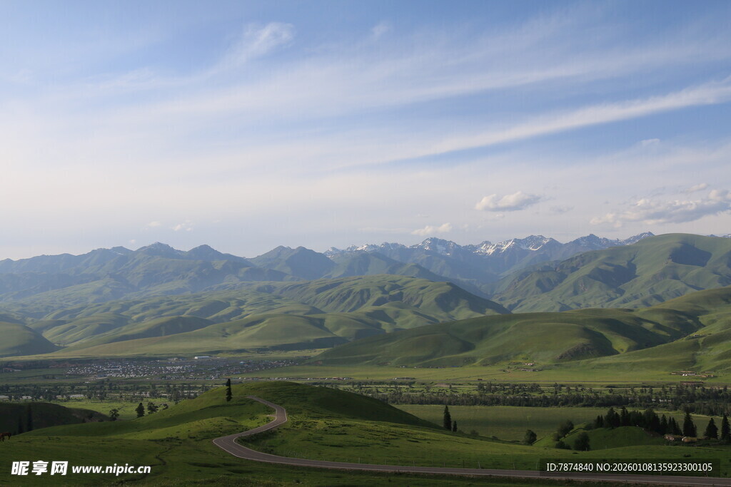 草原上的蜿蜒公路与远山