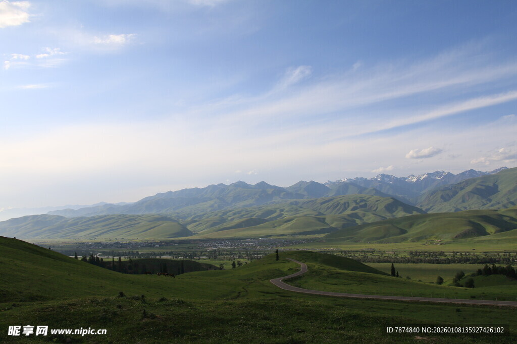 草原山峦间的开阔美景