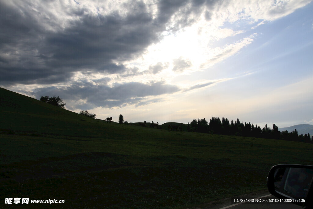 草原上的云景风光